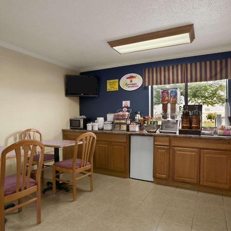 Super 8 By Wyndham Saginaw Motel Luaran gambar