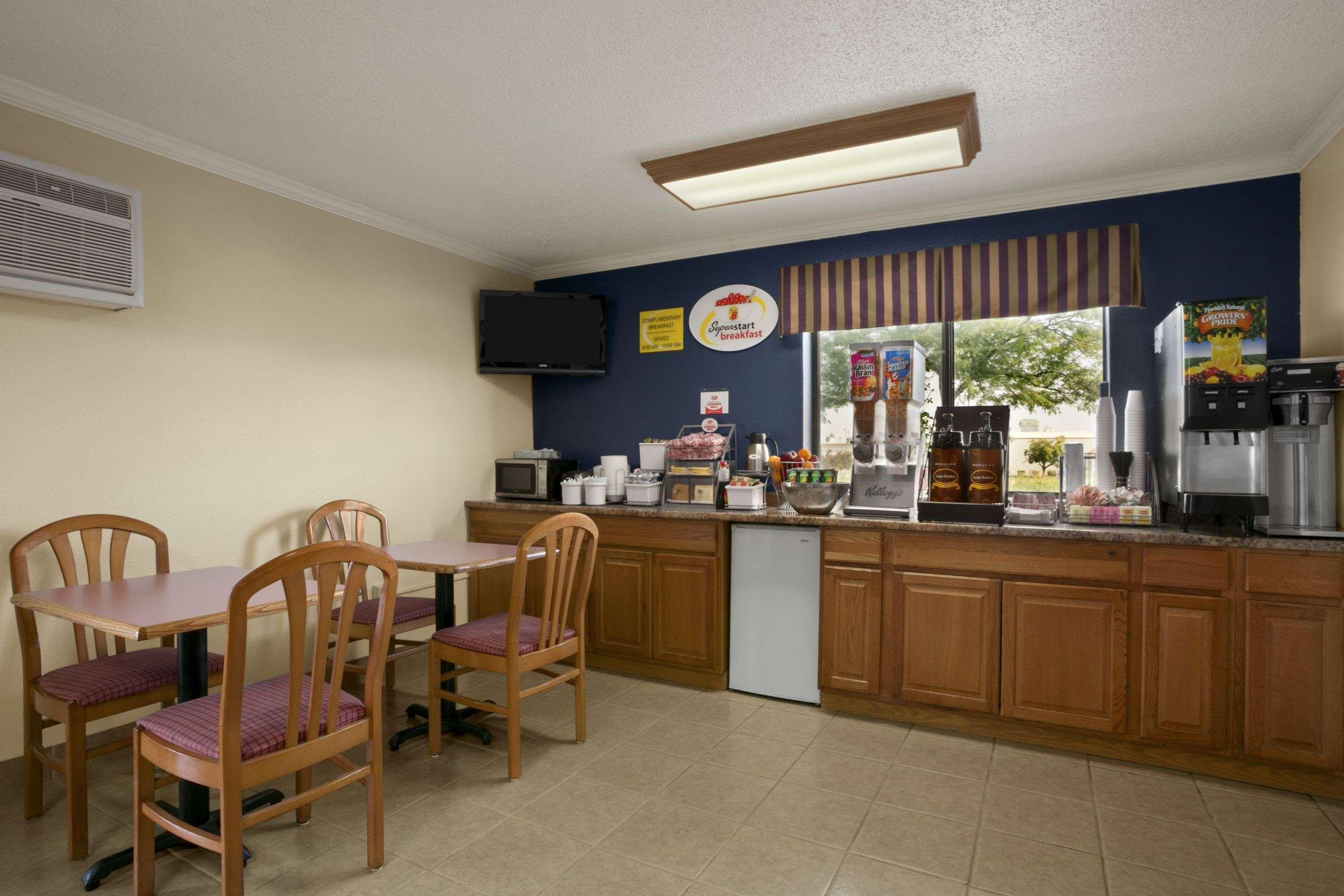 Super 8 By Wyndham Saginaw Motel Luaran gambar