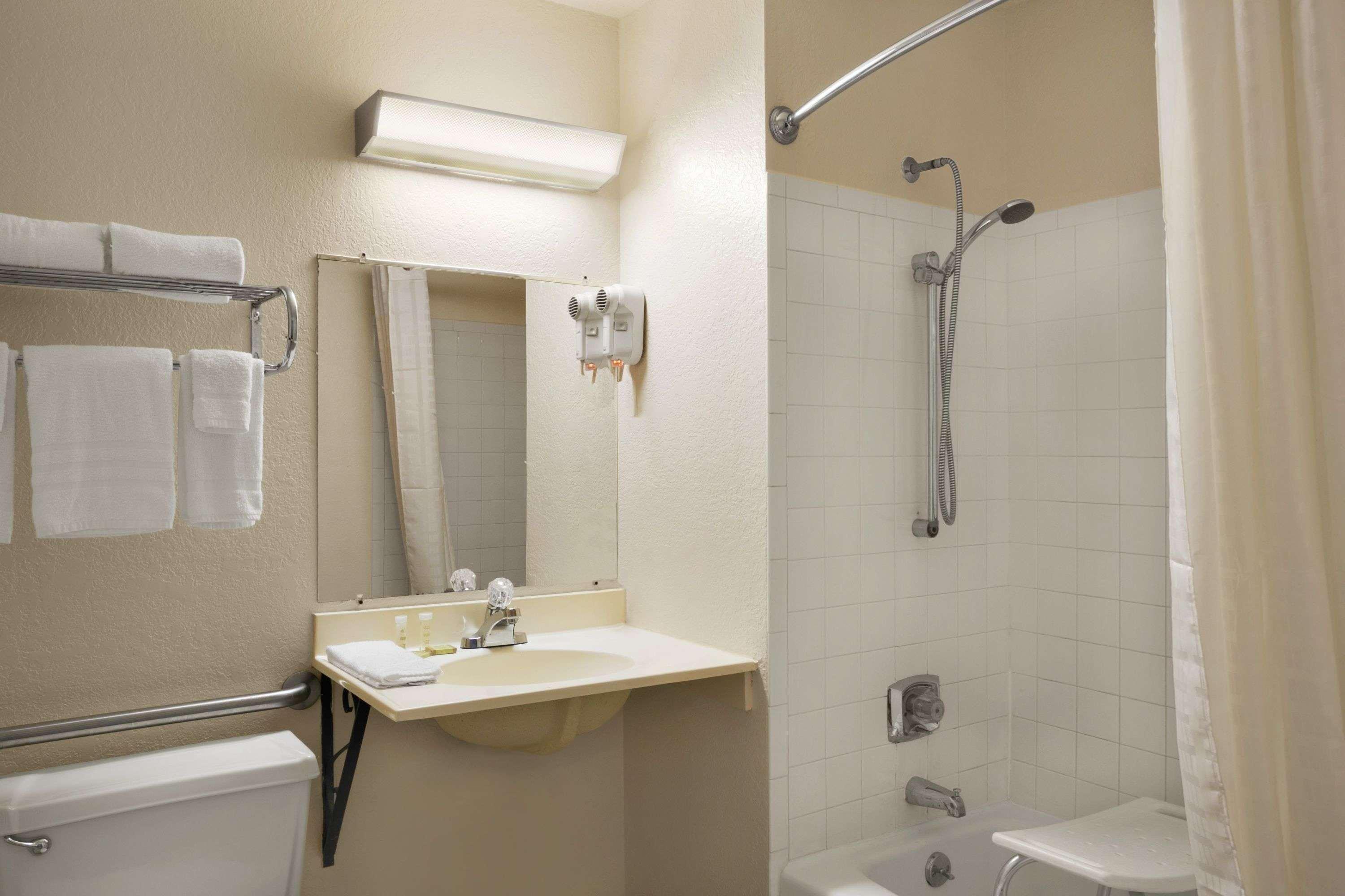 Super 8 By Wyndham Saginaw Motel Luaran gambar
