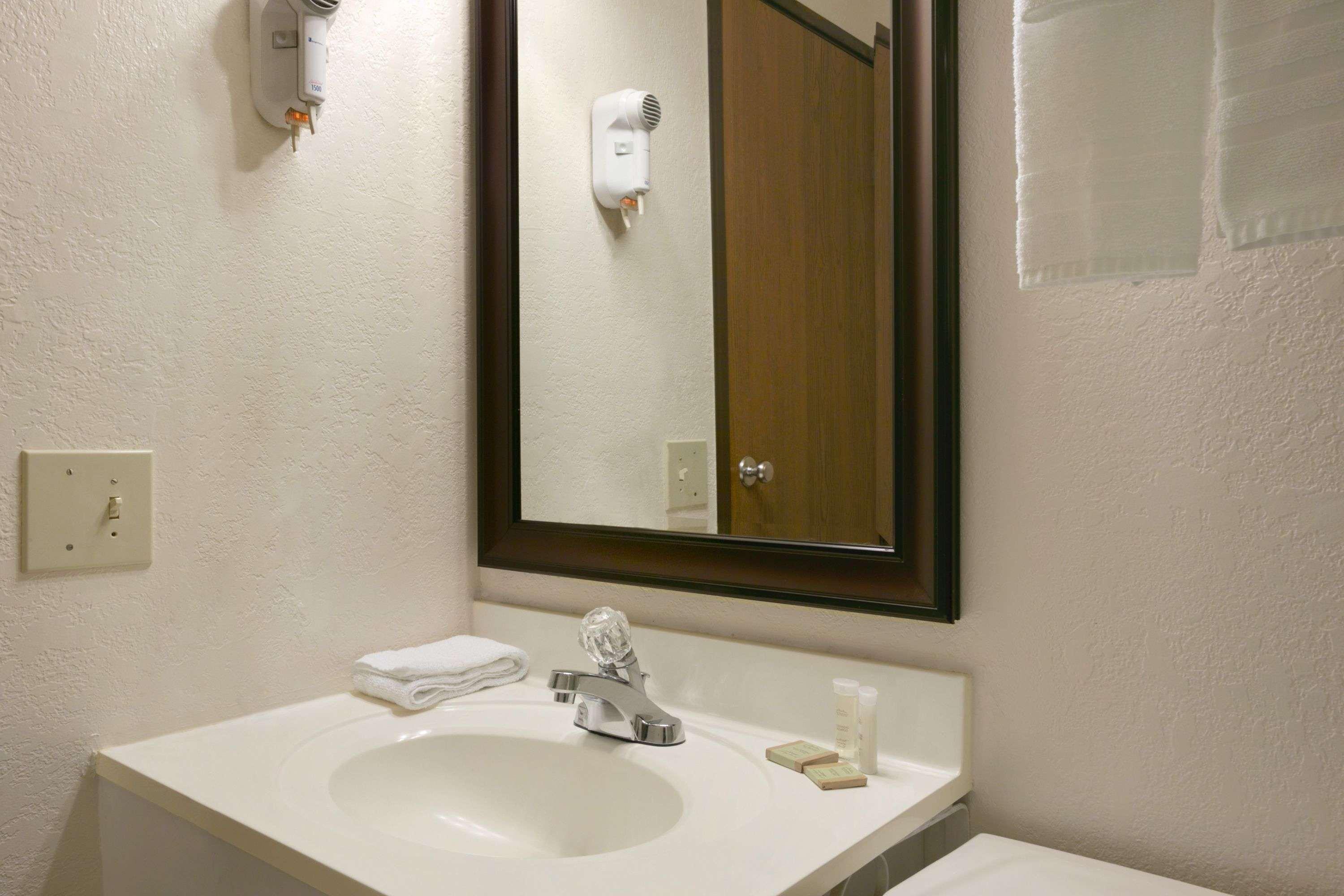 Super 8 By Wyndham Saginaw Motel Luaran gambar